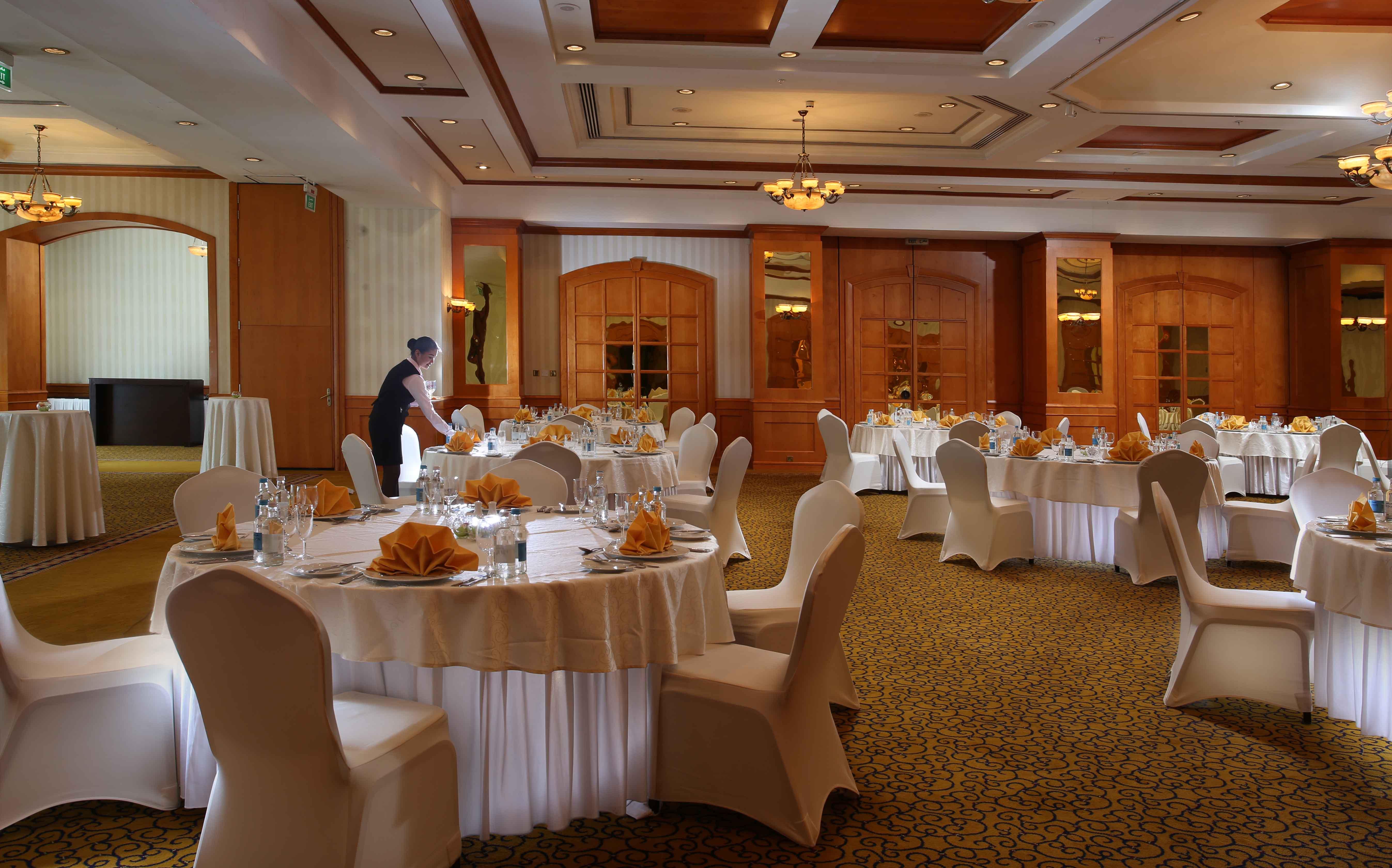Knight Castle Hotel Dubai Eksteriør billede The ballroom at the Royal Thai Hotel