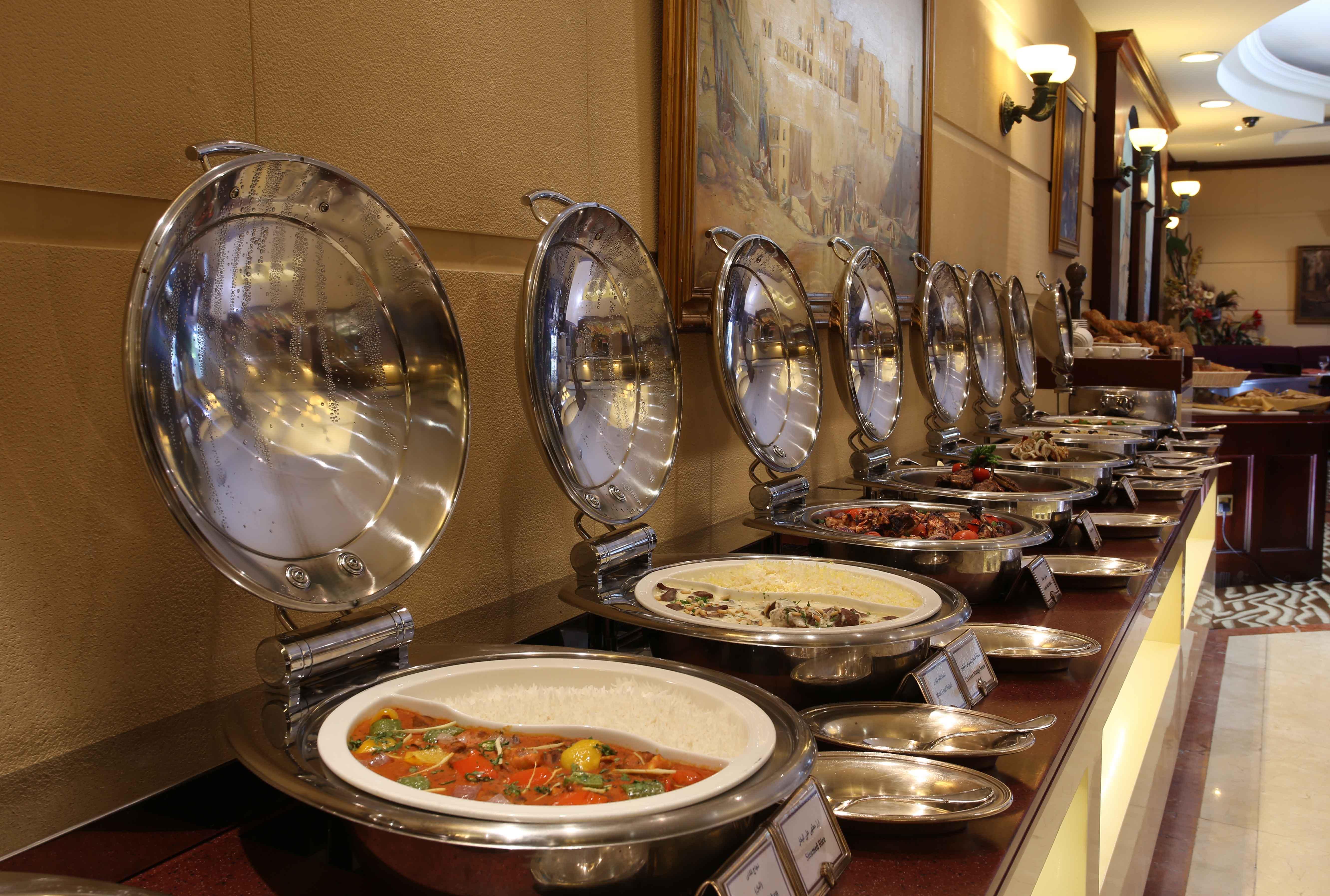 Knight Castle Hotel Dubai Eksteriør billede A buffet at a hotel