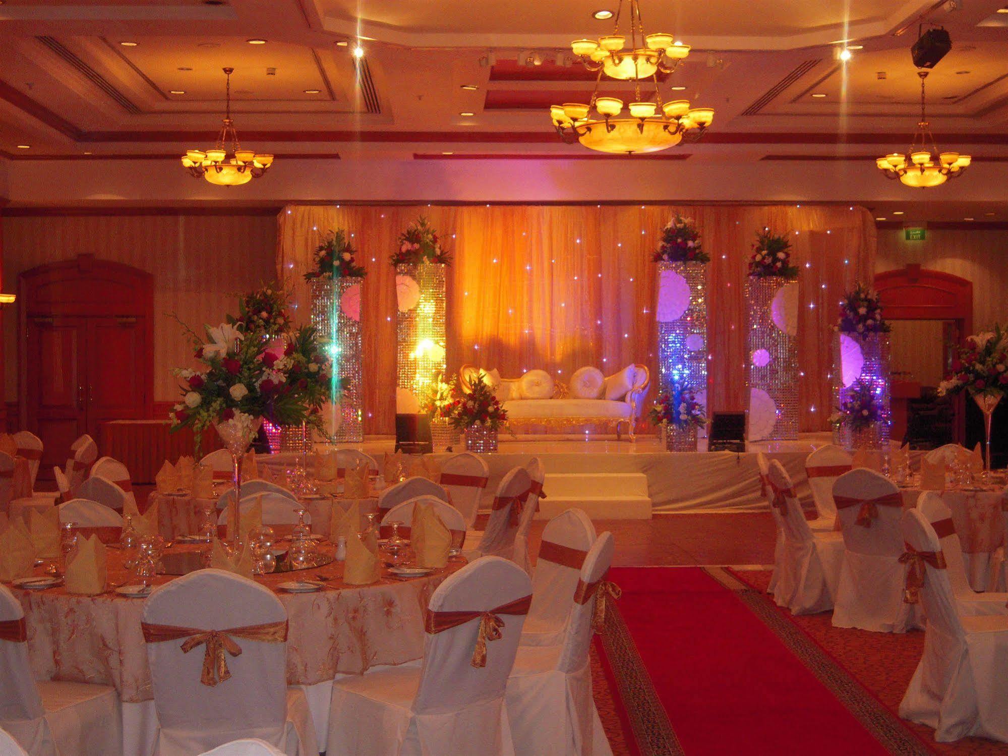 Knight Castle Hotel Dubai Eksteriør billede A wedding reception at a hotel