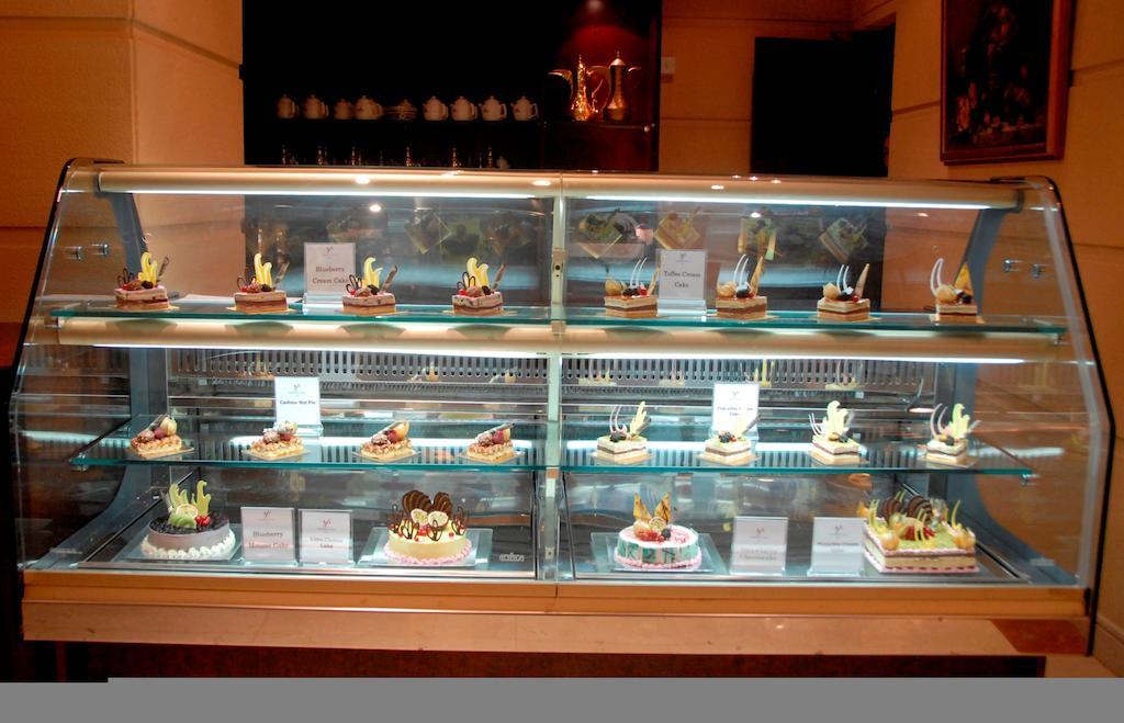 Knight Castle Hotel Dubai Eksteriør billede A display case of pastries